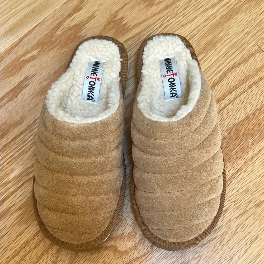Minnetonka 8M tan quilted traditional scuff slippers.